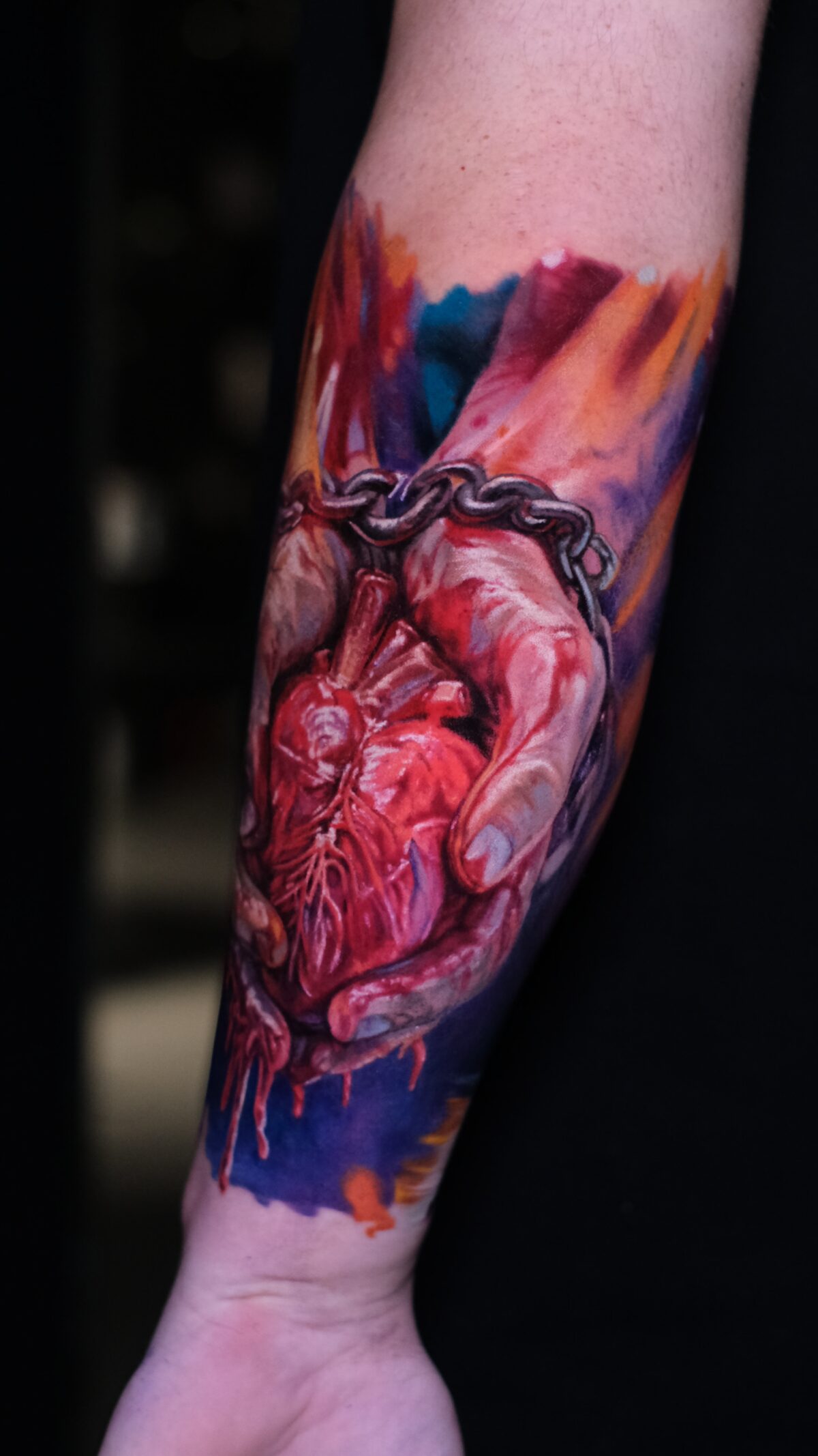Tattoo eines anatomischen Herzens in Händen – Detail des Herzens mit Venen und Klappen, Color-Realism, Wrocław