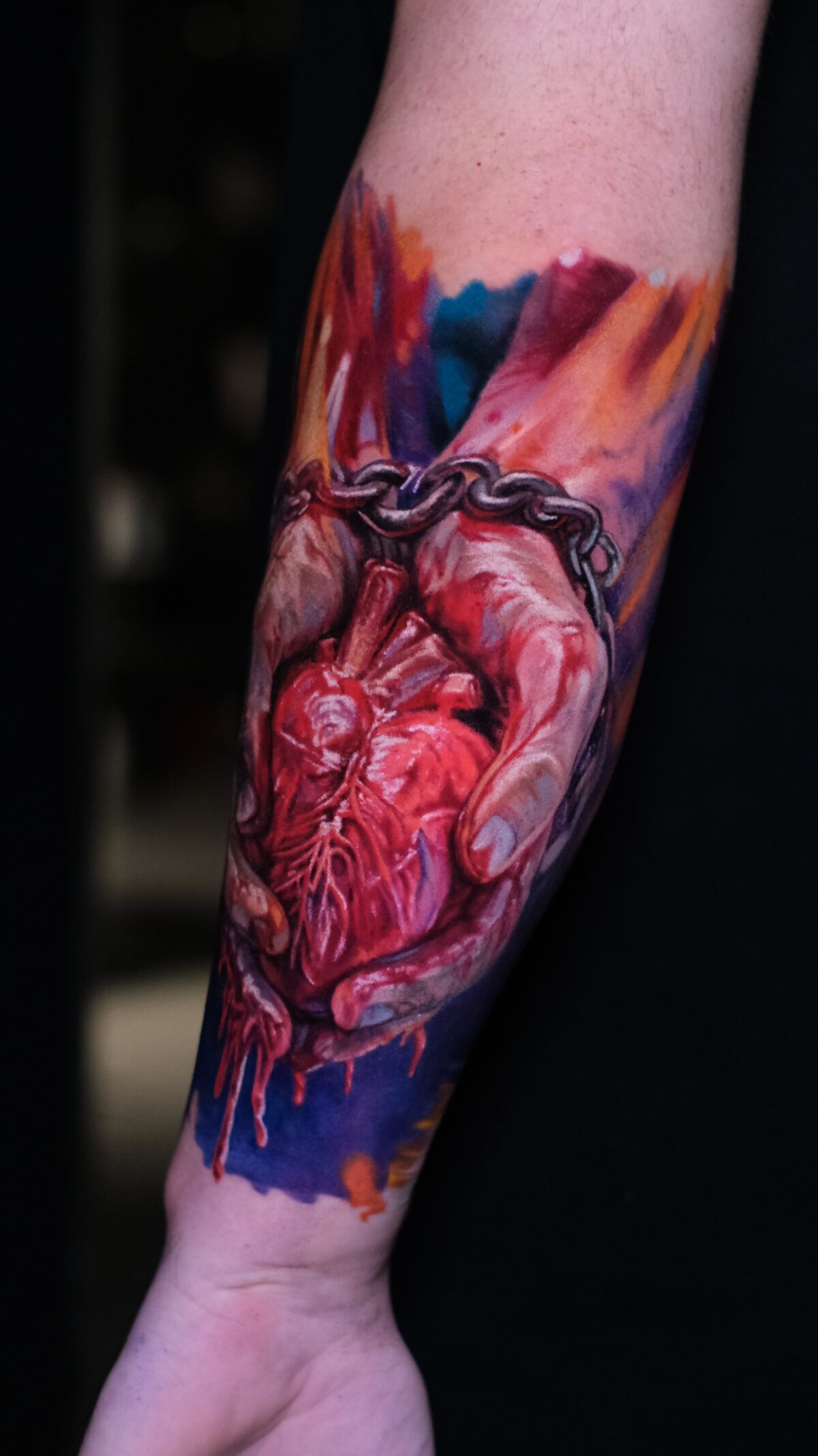Hände halten ein anatomisches Herz, Handgelenke in Ketten – Detail der Kette, 3D-Tattoo, Wrocław