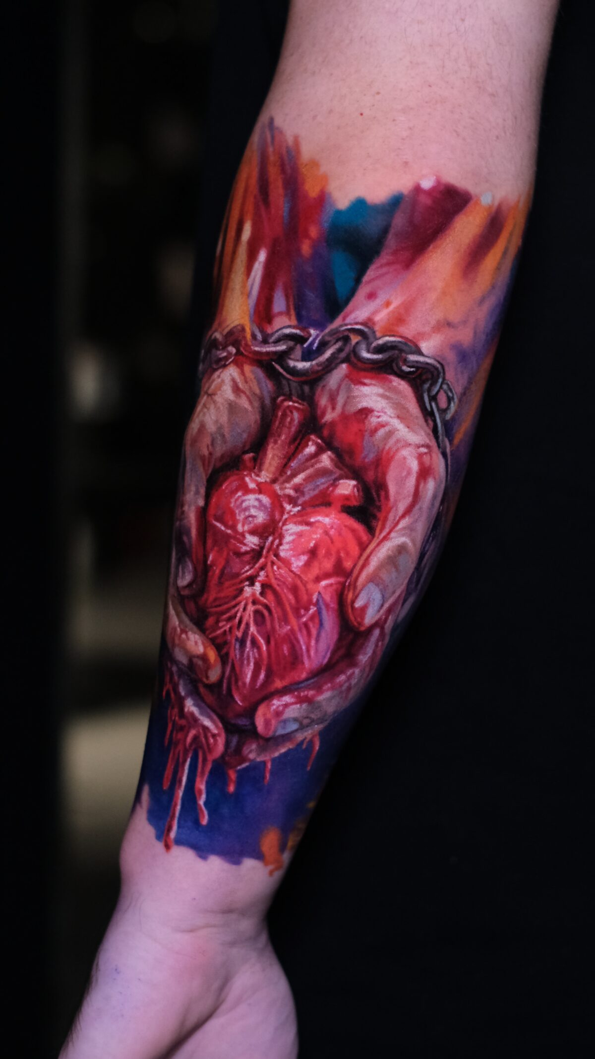 Blutstropfen laufen von den Händen mit dem Herzen herab – Color-Realism-Tattoo, 3D-Effekt, Wrocław