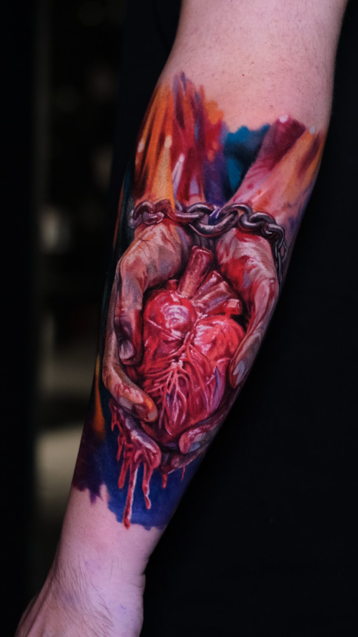 Tattoo eines anatomischen Herzens in Händen – Tiefen- und Volumeneffekt, Color-Realism, Tätowierer Wrocław