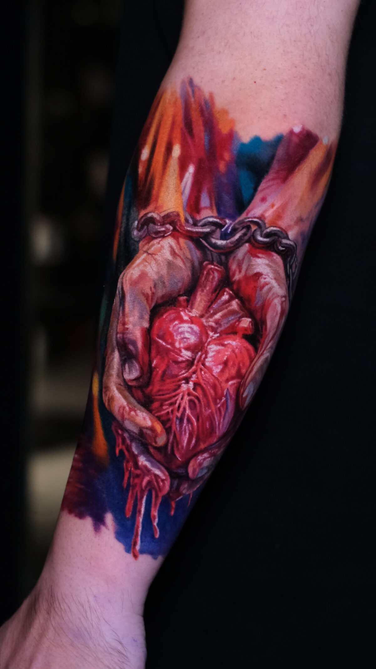 Ketten-Tattoo an den Handgelenken mit Herz – symbolische Komposition, Watercolor, Color-Realism, Wrocław
