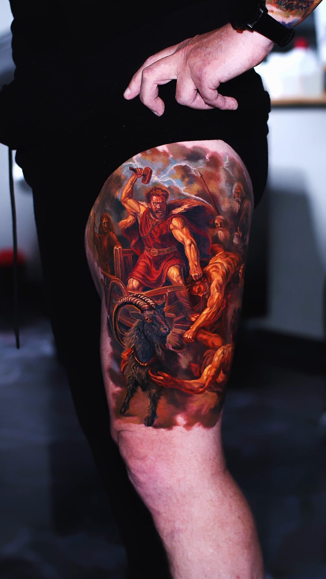 Nahaufnahme von Thors Gesicht mit dem Hammer – realistisches Tattoo auf dem Oberschenkel, Color-Realism, Wrocław