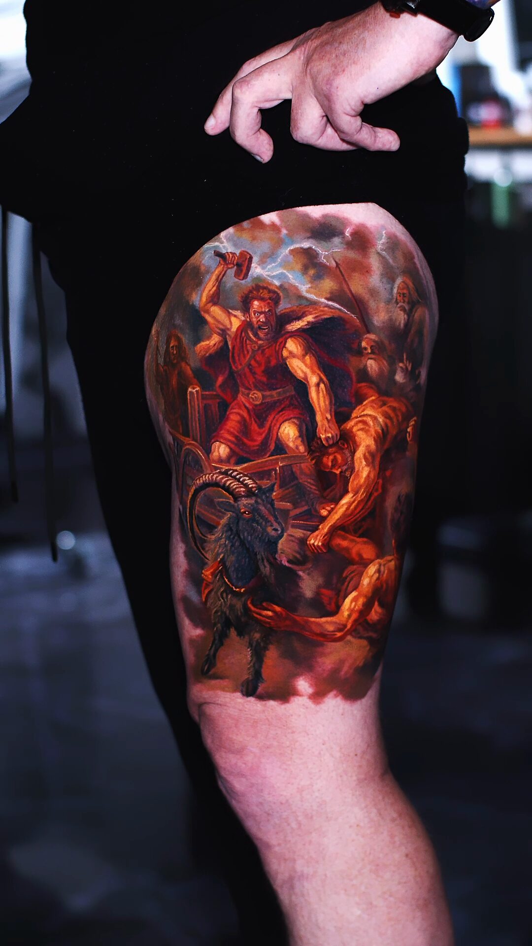 Komplette Kampfszene aus der nordischen Mythologie auf dem Oberschenkel – Thor-Tattoo, schwarzer Ziegenbock, Riesen, malerischer Color-Realism