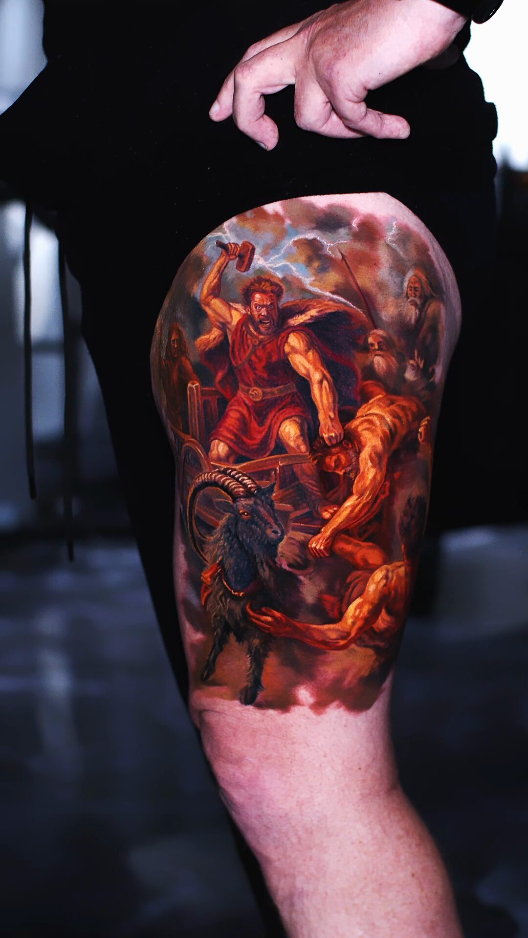 Detail des Hammers Mjölnir und der Blitze – Thor-Tattoo mit Hammer, malerischer Color-Realism, Tattoo auf dem Oberschenkel, Wrocław