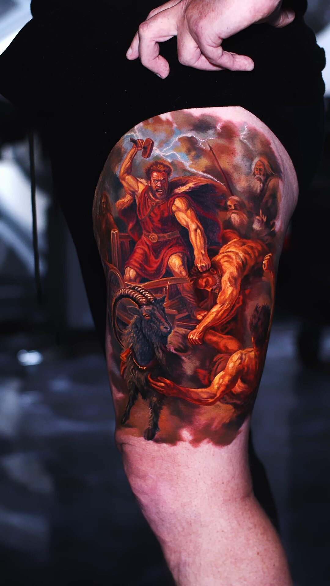 Ausschnitt mit schwarzem Ziegenbock und Streitwagen – Tattoo-Motiv aus der nordischen Mythologie, malerischer Color-Realism