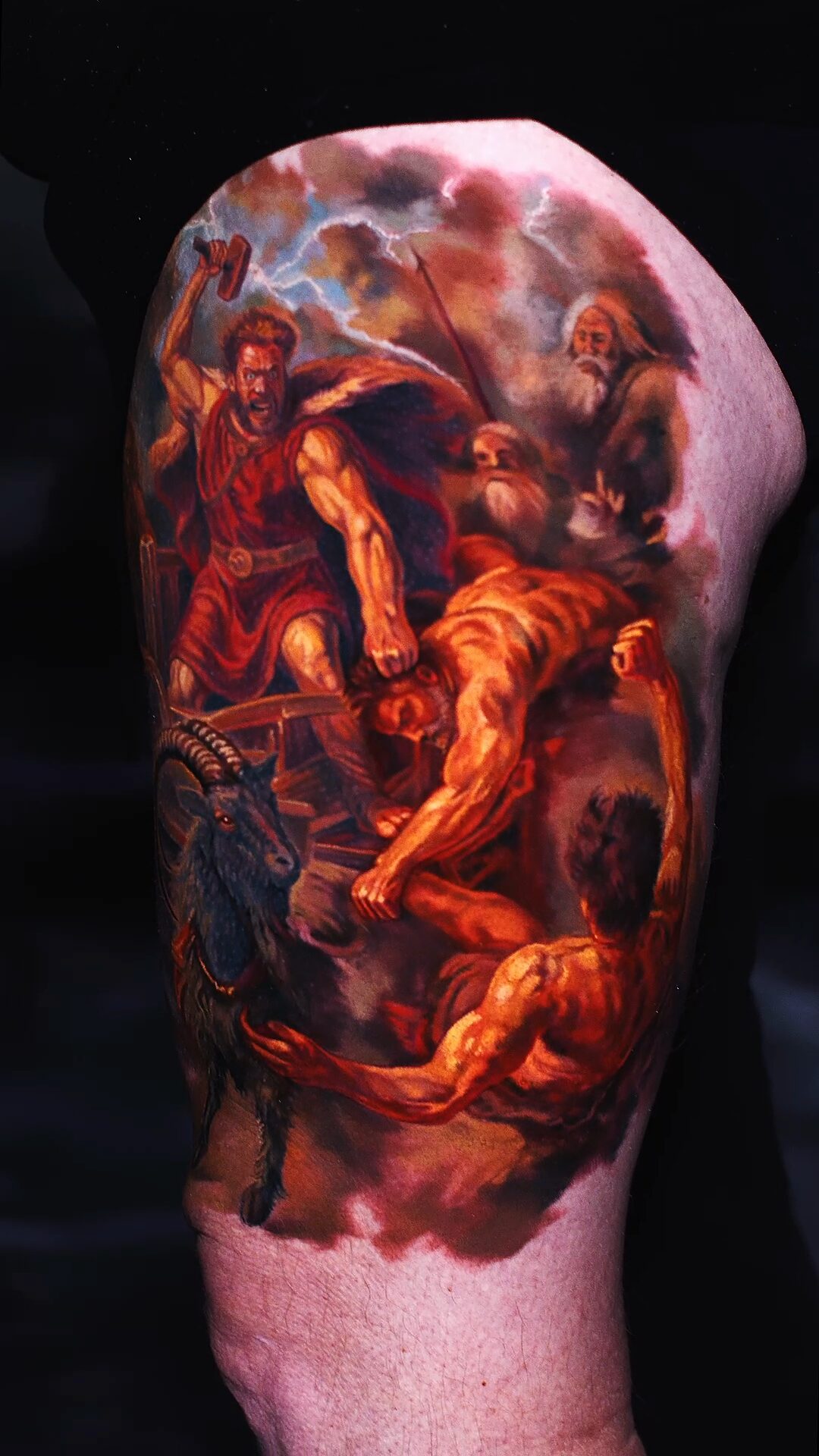 Blitze und Himmel im Hintergrund – Thor-Tattoo, malerischer Color-Realism