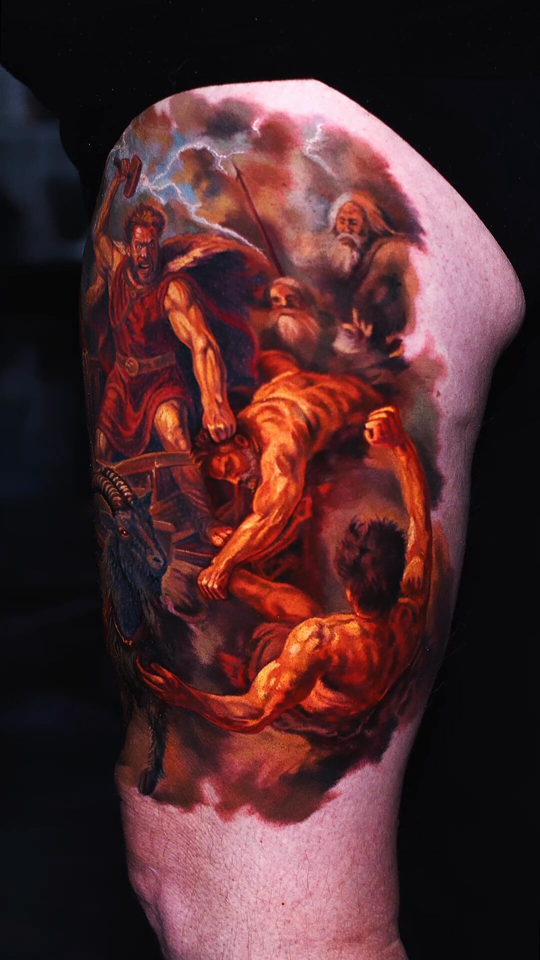 Thors rote Tunika – Detail des realistischen Tattoos auf dem Oberschenkel, Wrocław