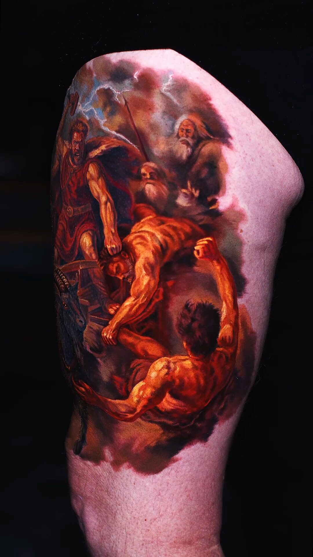 Gesamtansicht des Tattoos auf dem Oberschenkel – Thor-Tattoo mit Hammer, nordische Mythologie, malerischer Color-Realism, Alex666cold