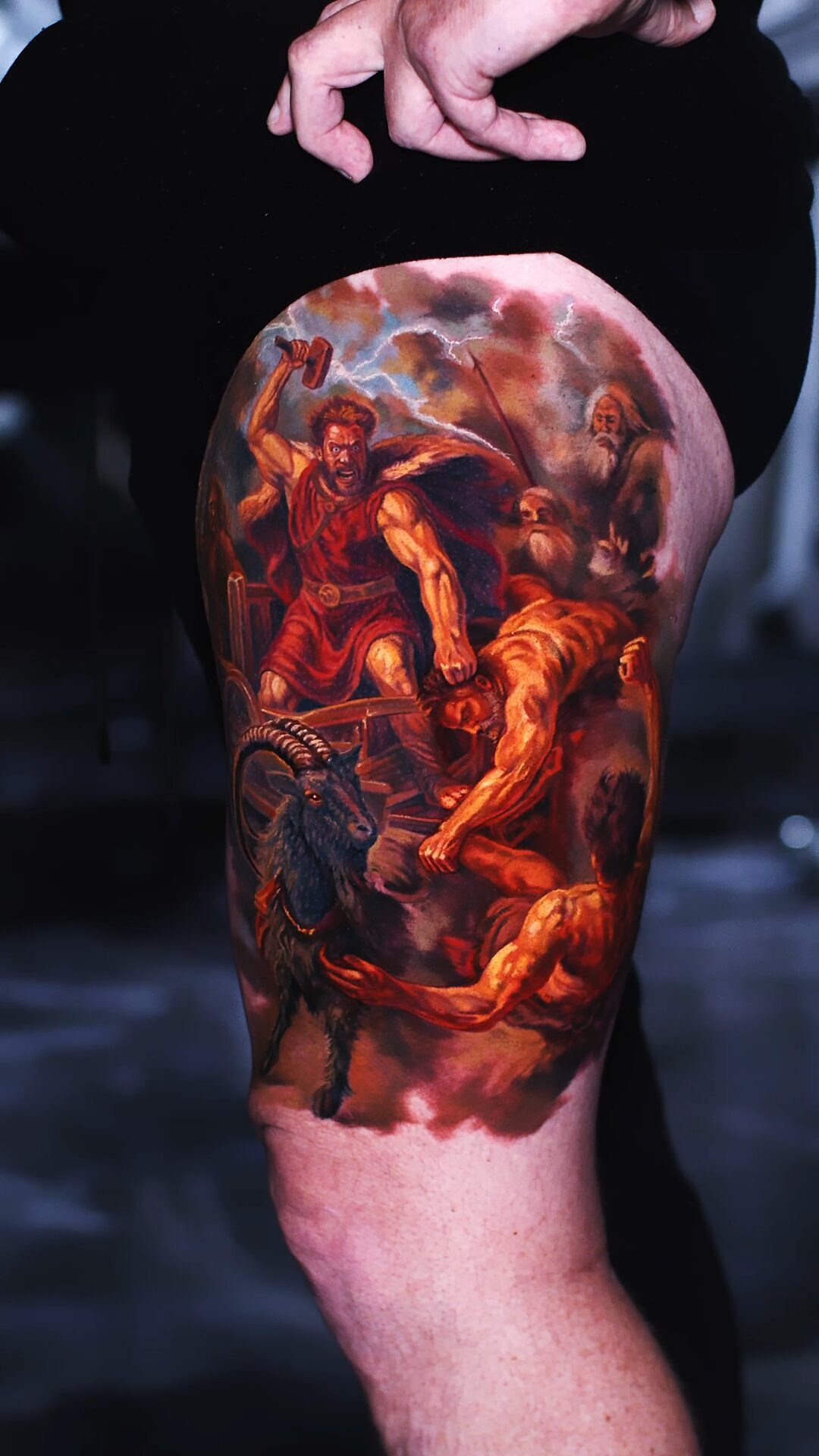Realistisches Thor-Tattoo mit Mjölnir – nordische Mythologie auf dem Oberschenkel