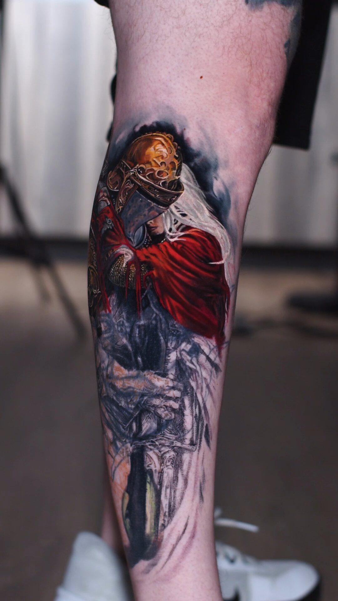 Während der Session: Blick vom Knie abwärts, fertiger Ritter oben, unterer Teil als graue Skizze.