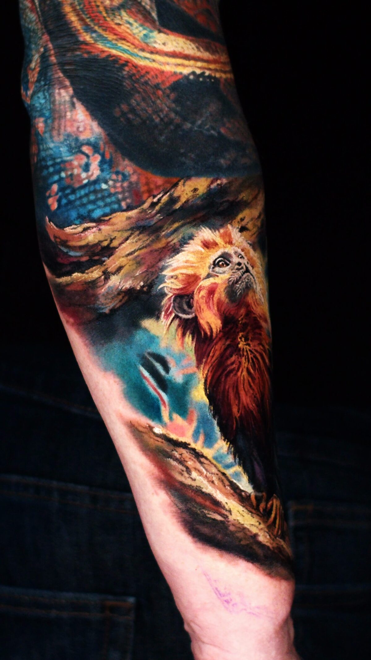 Schlangen-Element am Unterarm oberhalb des Löwenäffchens – farbiges 3D-Tattoo.