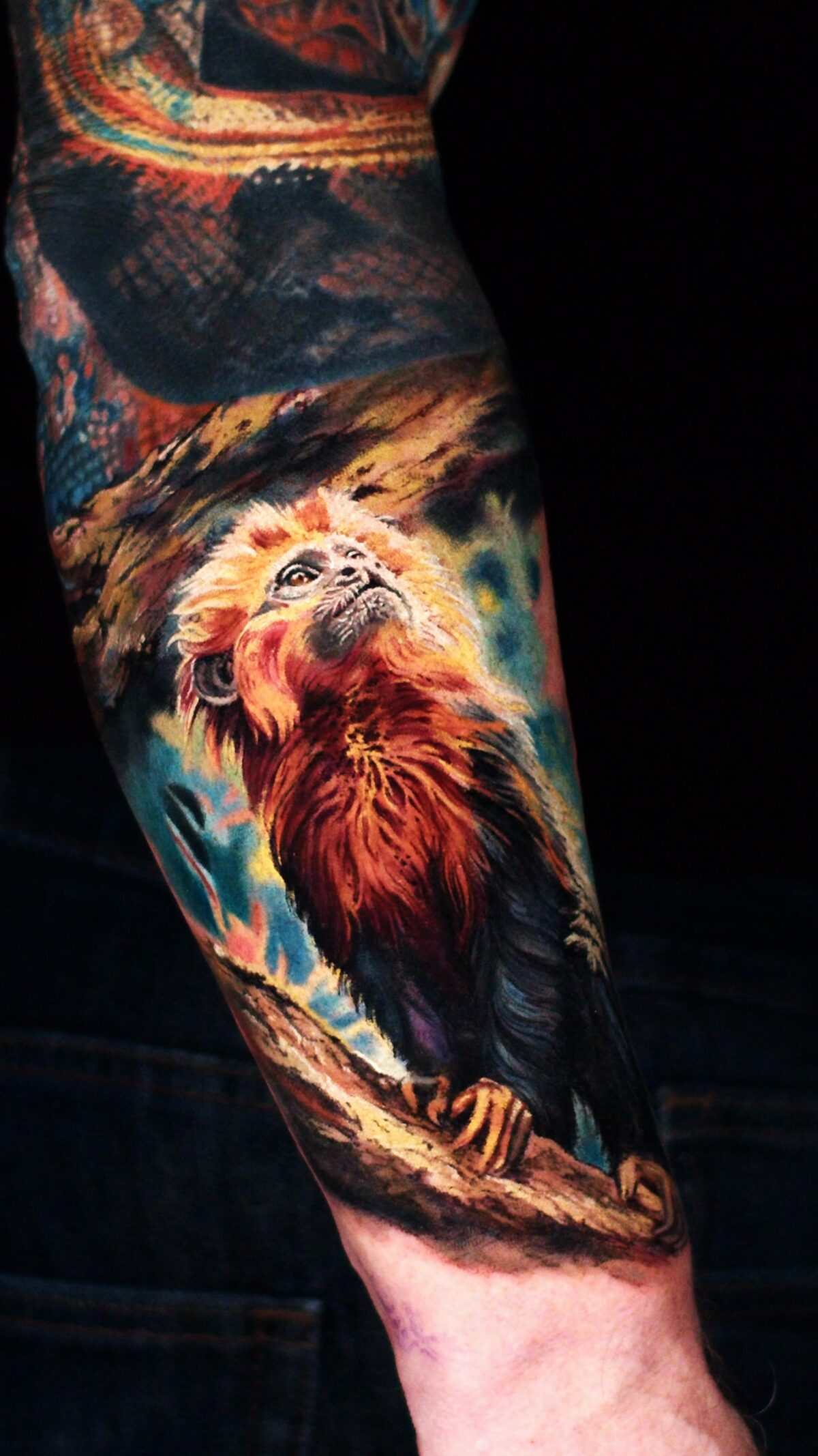 Der komplette Unterarm mit Löwenäffchen- und Schlangen-Tattoo – Tätowierer Breslau, Realismus.
