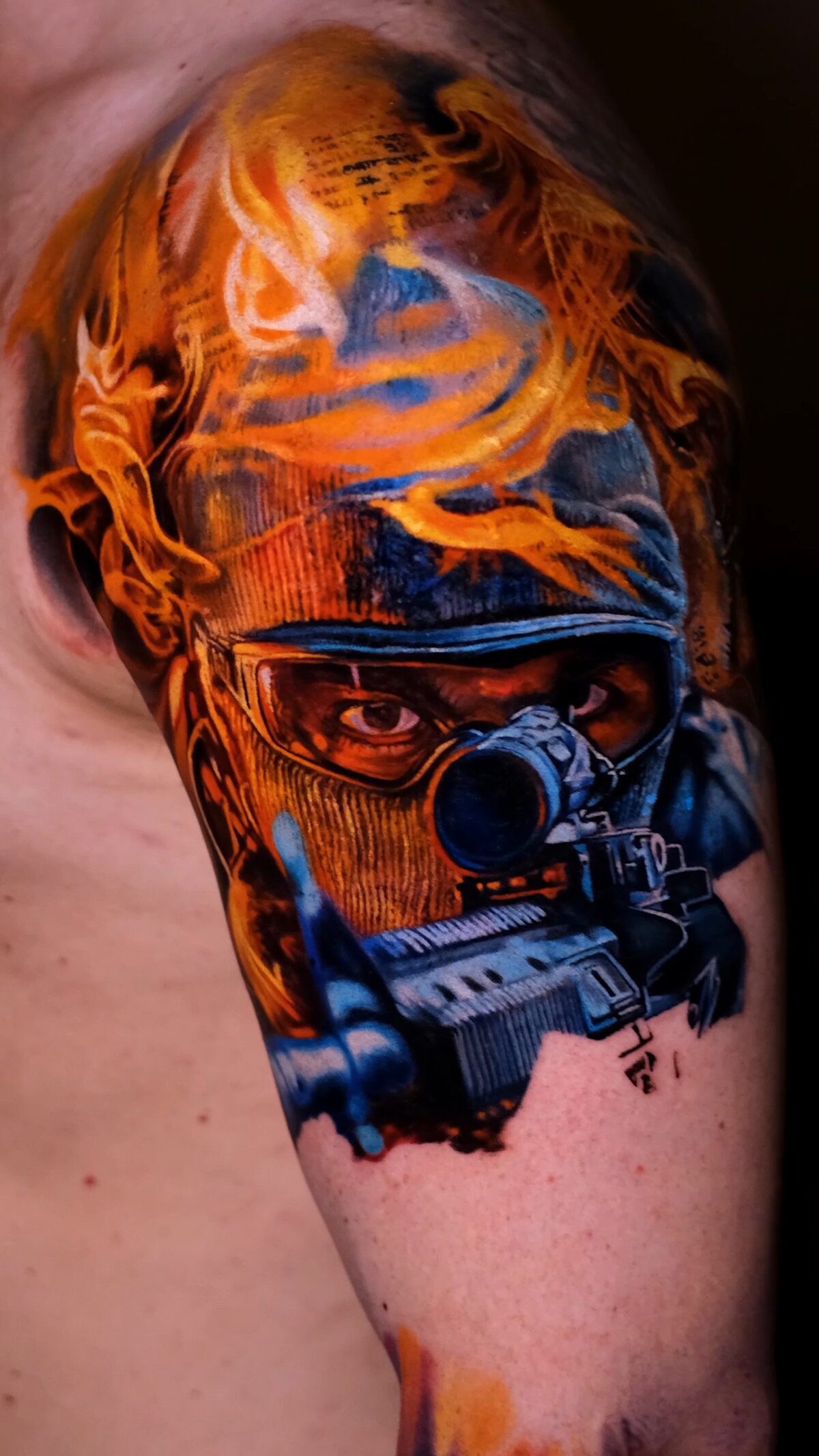 Breiterer Ausschnitt mit mehr Feuer und Schulter – realistisches Soldaten-Tattoo im Feuer auf der Schulter.