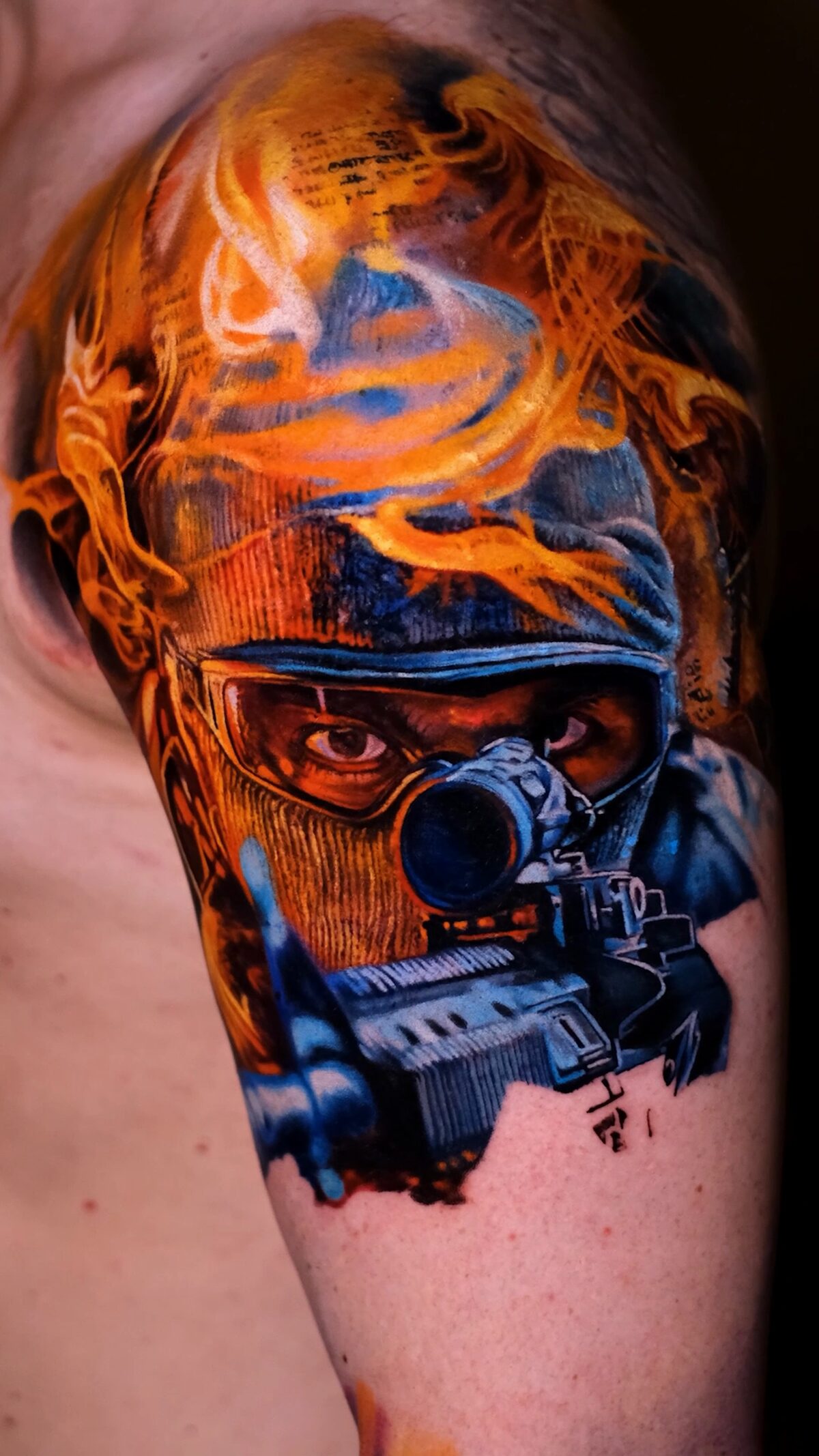 Seitenansicht: blau-grauer Gewehrkörper mit Zielfernrohr, daneben Flammen, Color-Realism.