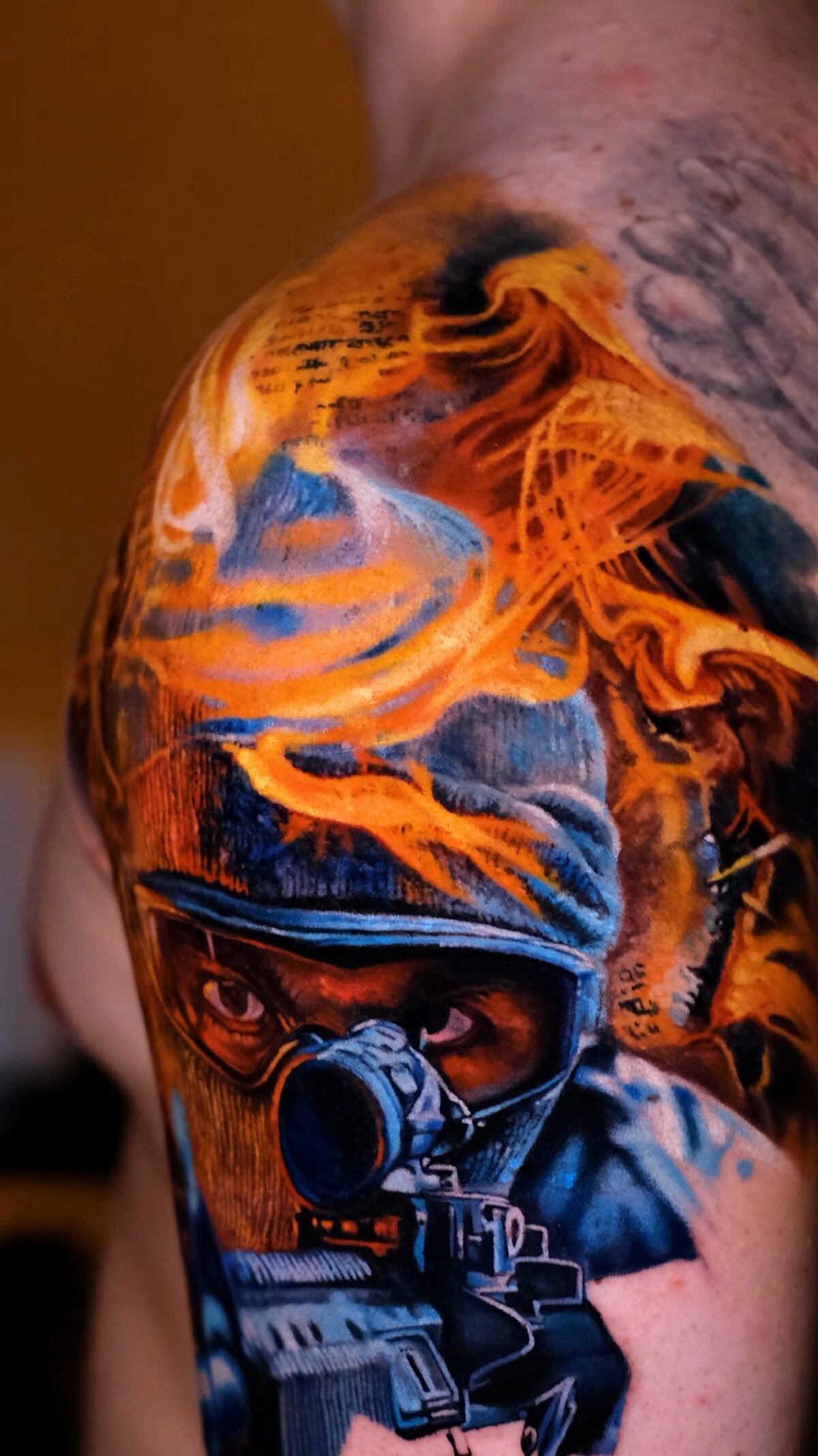 Schulter von der Seite – orangefarbene Flammen und orange-blaue Textur mit feinem Druck auf der Sturmhaube, Wrocław.