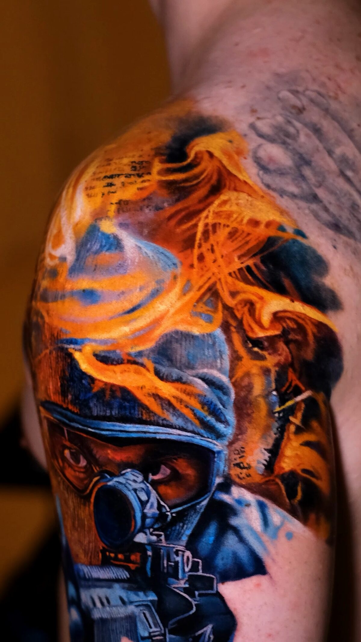 Schulter von hinten und der Seite – Feuer und türkise Sturmhaube vor unscharfem Hintergrund, Color-Realism.