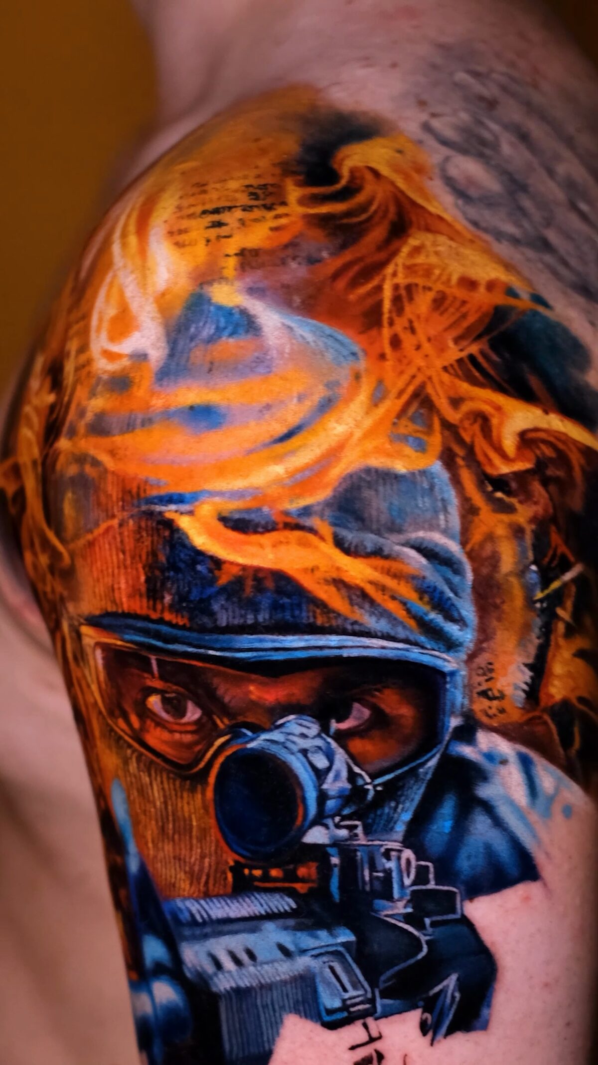 Realistisches Soldaten-Tattoo im Feuer auf der Schulter